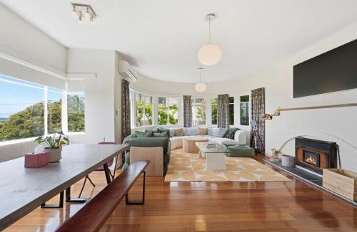 Taroona House | Retro Haven with River Views