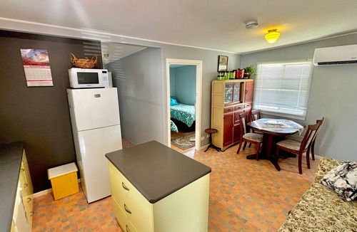 South Evans Head House | Retro pet-friendly cottage near beach, river & RSL with air-con, comfortable interiors