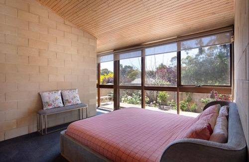 Strathdale House | Retro Reservoir Retreat
