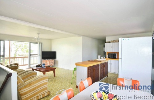 Woodgate House | Retro Retreat one street from the Esplanade