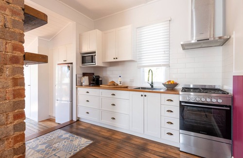 Katoomba Cottage | Riley's Retreats Cozy Mountain Ada Cottage