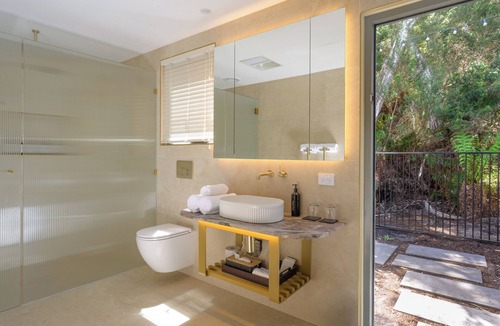 Strahan Hotel | Risby Cove