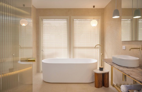 Strahan Hotel | Risby Cove