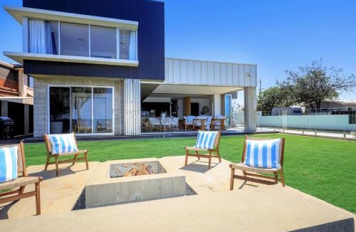 Bargara House | Riva - Oceanfront, Heated pool, 3 bathrooms, Sleeps 8