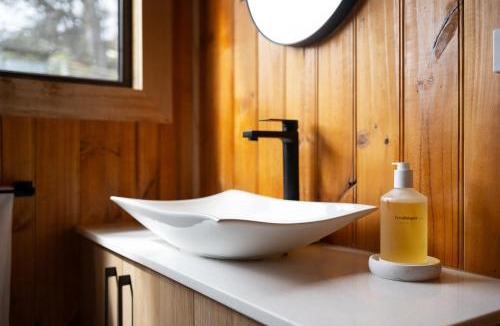 Jackeys Marsh Ski Chalet | Rivendell Cottage - Off Grid cabin