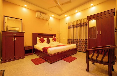 Ponmundi Hotel | River Country
