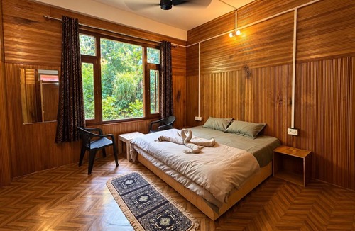 Banjar House | River Edge Homestay
