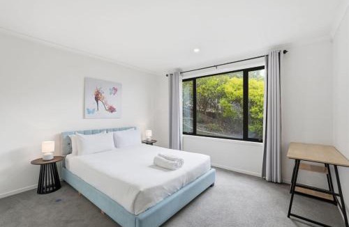 Sandy Bay House | River Views on Edith Ave