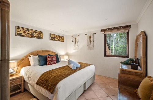 Margaret River Villa | Riveresque - Spa Bath - Forest Views
