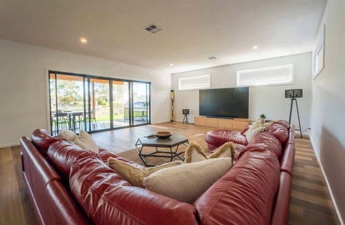 Seymour House | Riverfront, 10 min to The Bend