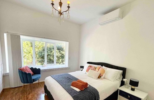 Maribyrnong House | Riverfront Bliss - Upscale 3BR House Walking Distance to Showgrounds and Flemington Racecourse