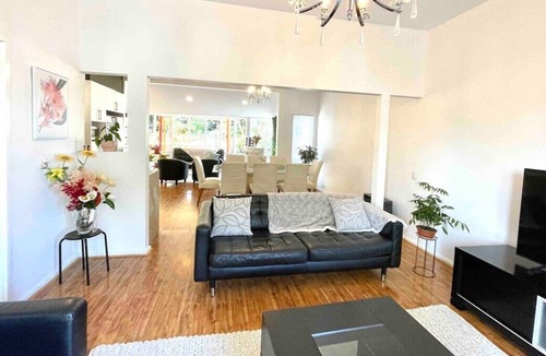 Maribyrnong House | Riverfront Bliss - Upscale 3BR House Walking Distance to Showgrounds and Flemington Racecourse
