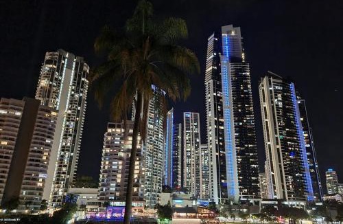 Surfers Paradise Apartment | Riverfront Villa 8 Surfers Paradise with Pool