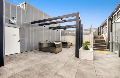 Footscray Apartment | Riverina - Ultimate Footscray Getaway with parking