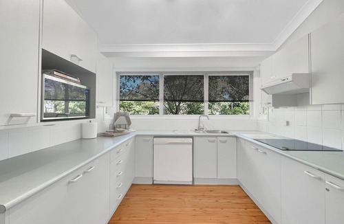 Mossy Point Apartment | Riverside 3-Bed Townhouse with Spacious Deck & BBQ