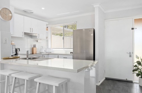 South Yunderup House | Riverside Bliss: Luxe Retreat in South Yunderup