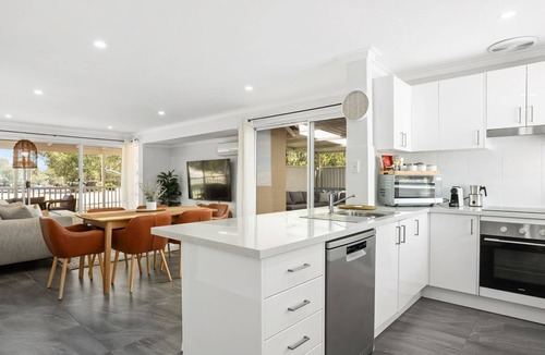 South Yunderup House | Riverside Bliss: Luxe Retreat in South Yunderup
