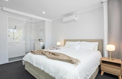 South Yunderup House | Riverside Bliss - Luxe Retreat in South Yunderup - Pet friendly