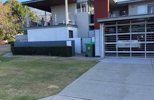 Applecross Apartment | Riverside Escape | 2BR Large Balcony with River Views *Applecross*