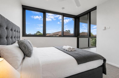 East Brisbane Apartment | Riverside Modern 2BR East Brisbane with Parking