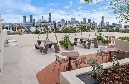 East Brisbane Apartment | Riverside Modern 2BR East Brisbane with Parking