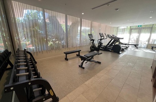 East Brisbane Apartment | Riverside Modern 2BR East Brisbane with Parking
