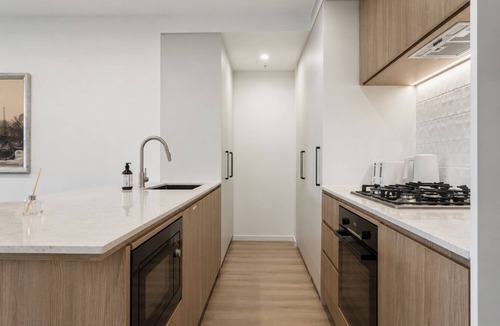 East Brisbane Apartment | Riverside Modern 2BR East Brisbane w/Parking