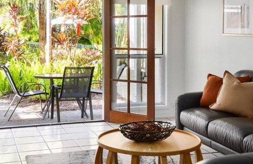 Noosaville Hotel | Riverside Rest on Noosa River