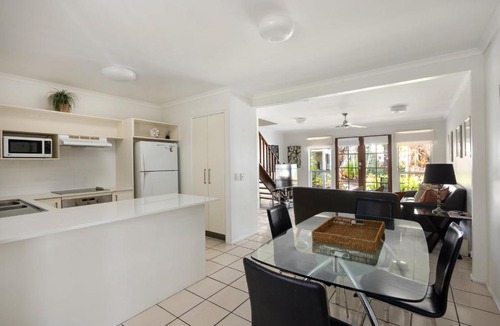 Noosaville Hotel | Riverside Rest on Noosa River
