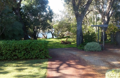 Ravenswood House | Riverside Retreat in Ravenswood