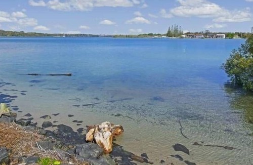 North Shore House | Riverview Cottage - Water Frontage - Family & Group centric!