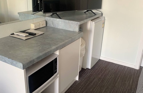 Waterhouse Hotel | Robetown Motor Inn & Apartments