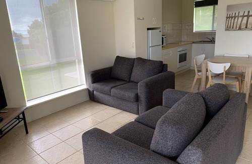 Waterhouse Hotel | Robetown Motor Inn & Apartments