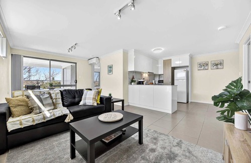 Rockingham Apartment | Rockingham 2BR Hideaway Near Shops & Beach
