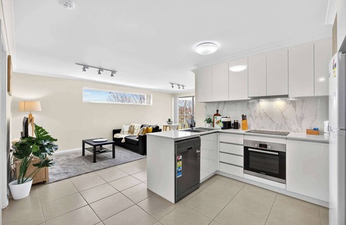 Rockingham Apartment | Rockingham 2BR Hideaway Near Shops & Beach