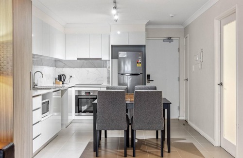 Rockingham Apartment | Rockingham Relaxed Apt | Fast Wi-fi + Free Parking - 2 Bed 2 Bath Standard