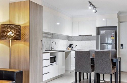 Rockingham Apartment | Rockingham Relaxed Apt | Fast Wi-fi + Free Parking - 2 Bed 2 Bath Standard