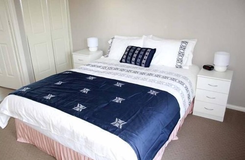 Hayborough House | Rocks Retreat - Sleeps 10 Short walk to the beach