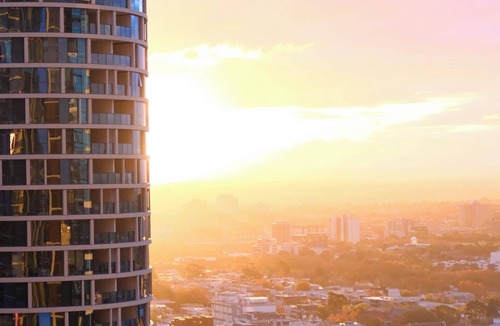 Melbourne Central Business District Apartment | Romantic 2BR CBD APT W/Pool, Sauna, and Gym