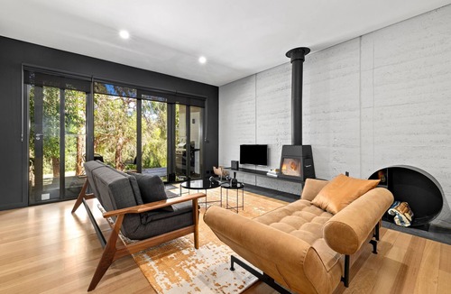 Daylesford Villa | Romantic Daylesford Waterfront: Fireplace, King Bed, Spa