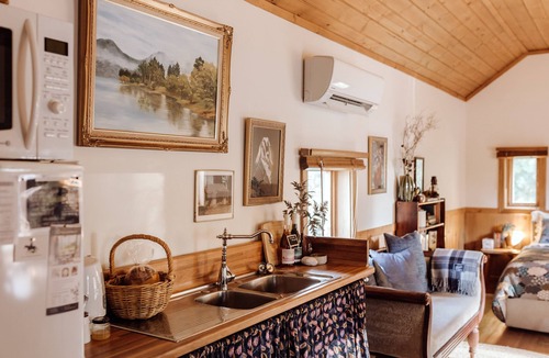 Penguin Cottage | Romantic Farmlet Escape - Mini Goats & Firepit