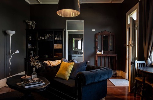 Brukunga House | romantic getaway with king bed