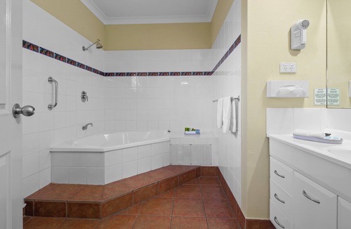 Coffs Harbour Hotel | Romantic King Spa Suite Perfect for Couples in Coffs Harbour