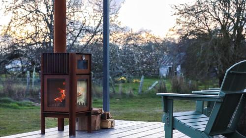 Chudleigh House | Romantic Tiers Escape - Pink Bath, Wood-Fired Pizza, Firepit & Mountain Magic