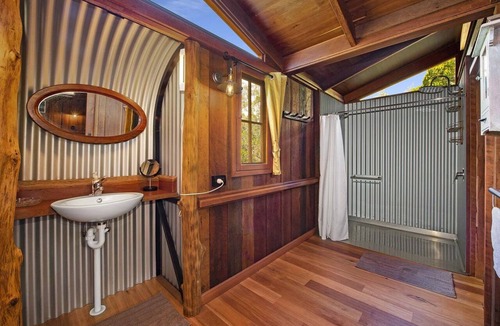 River Heads Cabin | Romantic timber cabin on 75 acres with outdoor bath