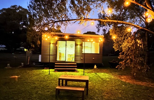 Lidster Cabin | Romantic tiny house escape amongst wineries & MTB Trails. Fire Pit, Creekside