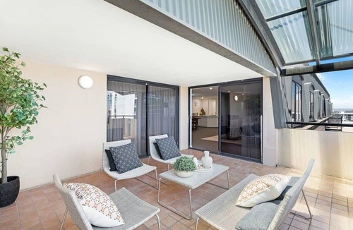 East Perth Apartment | Rooftop Apartment w/Cocktail Bar, Balcony & Pool