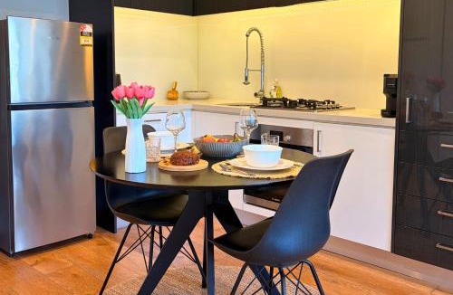 Brunswick Apartment | Rooftop CBD View, Stylish Apartment, Heart of Brunswick