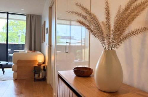 Brunswick Apartment | Rooftop CBD View, Stylish Apartment, Heart of Brunswick