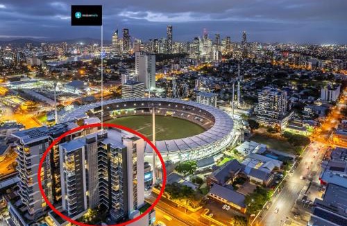 Woolloongabba Apartment | Rooftop Pool 1BR at the Gabba with City Views